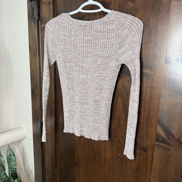 Ambiance Ribbed Knit Vneck Top in tan/ cream rayon size M sweater long sleeve - Picture 4 of 4
